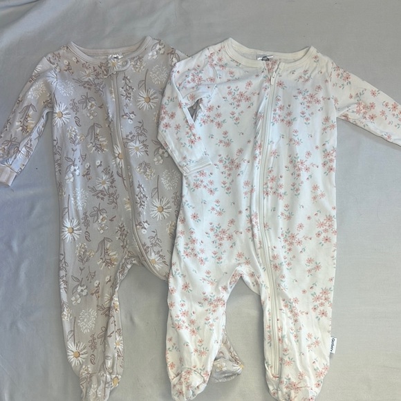 Gerber - Set of 2 floral Cream and Tan Footies One Piece Sleepers - Picture 1 of 4